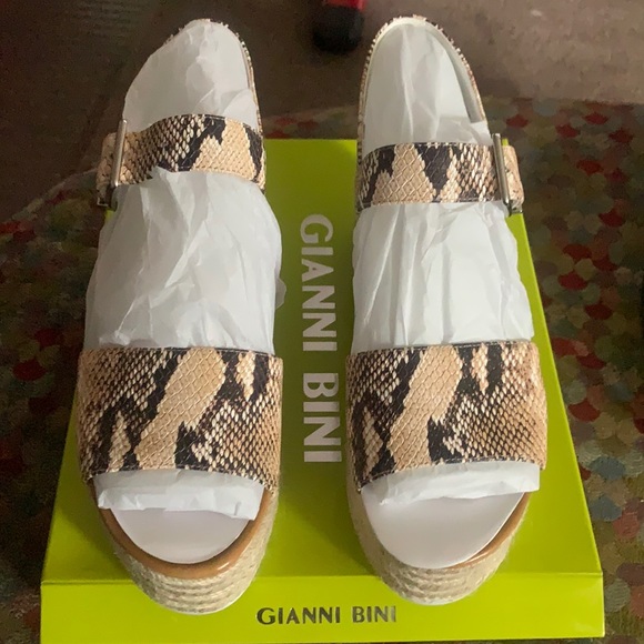 Gianni Bini Shoes - BNWT Gianni Bini Rooniee style snake wedge